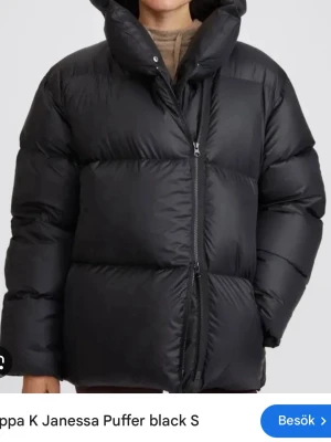 Söker - Svart pufferjacka janessa fem Flippa K  - Söker en jacka från flippa K i svart, se bild ovan. Storlek S eller M. 