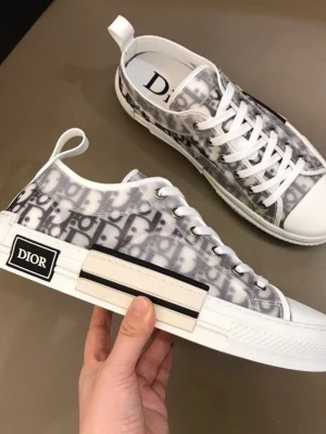 Grå vita dior B23 sneakers  - (Inte mina bilder) dior sneakers i storlek 37, jättesnygga men använder inte för dom är för stora 