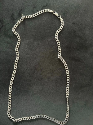 Kedjehalsband i äkta silver 925 ITALY - Snyggt halsband i äkta silver 925 med klassisk kedjedesign. Halsbandet har en stilren och tidlös look med platta länkar och karbinlås. Perfekt för dig som gillar minimalistiska accessoarer i silver.