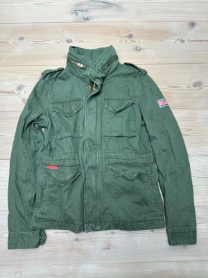 Superdry fieldjacket  - Säljer denna Superdy fieldjacket, den är i XS men passar XS/S.  Perfekt nu till våren! Hör av er vid minsta lilla fråga! Pris ej hugget i sten!  Kolla min profil för mer liknande plagg 😊