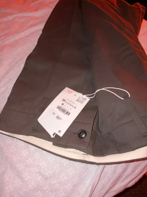 Mörkbruna kostymbyxor från H&M - Säljer ett par svarta/ väldigt mörkbruna kostymbyxor från Zara då de tyvärr va för små för mig i midjan. De kostade 860 kronor så tycker detta är ett rimligt pris