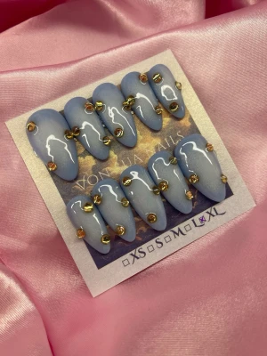 BlueDune (XL);Medium Almond - Snygga handgjorda press-on naglar i en blå nyans med vit blush-design och kristaller. Naglarna har en medium almondformad design och en glansig finish som ger en trendig look. Perfekta för dig som vill ha något unikt och coolt på naglarna.XL: 17 mm, 13 mm, 14 mm, 12 mm, 11 mm 