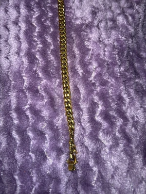 Guldpläterat kedjearmband 14 k -  guldpläterat armband 14 k pansarlänk. Med kistlås