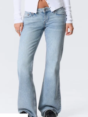 Low waist bootcut jeans - Low waist slin bootcut jeans NOVA, - från weekday. Aldrig använda, köpte för liten storlek å glömde lämna tillbaka, 29/34. Originalpris 590kr