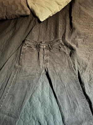 Svarta raka jeans från Jack and Jones  - Säljer ett par svarta raka jeans från Jack and Jones . Som bara ligger i garderoben. Tycker att de passar hos nån annan . Det är bara att höra av sig vid frågor 