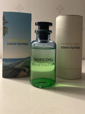 Louis Vuitton Pacific Chill parfym - Exklusiv parfym från Louis Vuitton, Pacific Chill. Flaskan är i glas med en snygg grön ton och svart lock. Medföljer originalförpackning och elegant vit cylinderask. Perfekt för dig som vill ha en lyxig och fräsch doft i samlingen. Priset kan diskuteras
