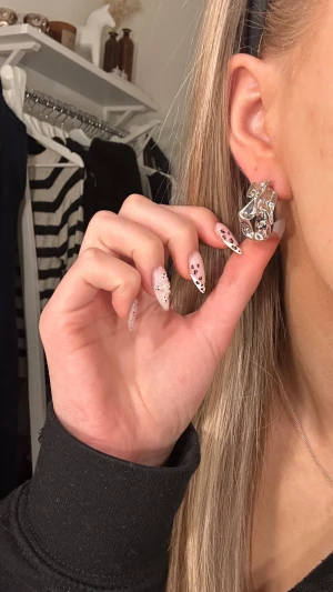 Chunky silvriga örhängen - Säljer ett par chunky örhängen i blank silverfärgad metall med en cool, skulptural och veckad design. De är statement och ger en edgy vibe till din look. Perfekta för dig som gillar att sticka ut med accessoarerna.