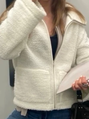 Vit teddyjacka - Trendig supermysig vit teddyjacka från lager 157. Passar helt perfekt nu till våren! 🌸
