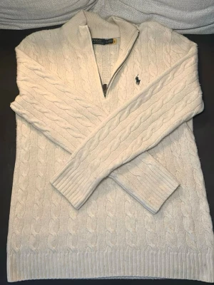 Vit kabelstickad tröja Polo Ralph Lauren - Storlek S - Passar M - använd fåtal gånger. Sjävklart äkta. PM vid frågor.