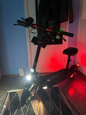 Svart elscooter - Säljer en svart elscooter från Nitro med sadel, digital display och LED-belysning fram och bak. Scootern har röda detaljer på styret och tydlig hastighetsmätare. Perfekt för smidig transport i stan eller till skolan. man kan ta bort sadel och höja scooter höjd växel 1 20km/t växel 2 36km/t växel 3 50km/t med en killswich som gör att den accelererar så fort som möjligt för att komma upp i maxhastighet  kvitto finns