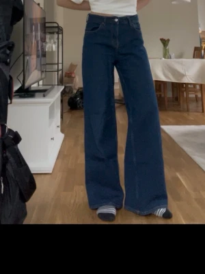 Raka jeans - Säljer ett par helt nya jeans från BikBok i storlek 29/32/M💕 
