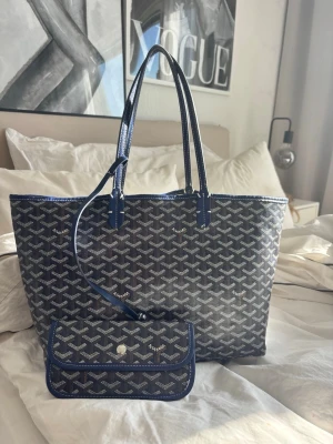 Blå  shoppingväska med mönster - Jättefin, stor och rymlig axel väska❤️använd men inget som syns ❤️