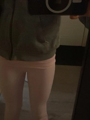 Ljusrosa utsvängda leggings med låg midja - Säljer ett par ljusrosa leggings med låg midja och tight passform. De är stretchiga och mjuka, perfekta för en avslappnad look. Materialet känns lent mot huden och färgen är riktigt söt. Passar perfekt till oversized tröjor eller hoodies.