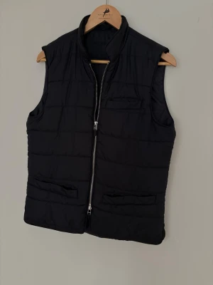 John Henric väst - Marinblå Väst från John Henric. Nypris 999 kr. Hängt i garderoben o är i riktigt fint skick. Säljer då ja inte använder den. Skriv för frågor. 