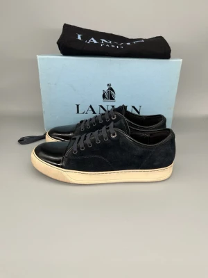 Lanvin Dbb1 Patent Cap Toe Skor Navy Mocka - • The shoes have been gently used and are in good condition  • Size: EU42 / UK8 (fits like a 43)  • Color: Navy  • Retail price: 5000 SEK / 450€  • Box, dustbag & new laces included