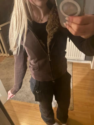 Juicy couture zip up! - Säljer en super mysig vinted juicy couture zip up hoodie i storlek s. Den har päls över luvan som är jätte enkel att  ta bort och sedan knäppa dit igen om man skulle vela det! ❤️❤️