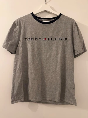 Grå T-shirt  - Tja den är i mycket bra skick i storlek M från Tommy hilfiger