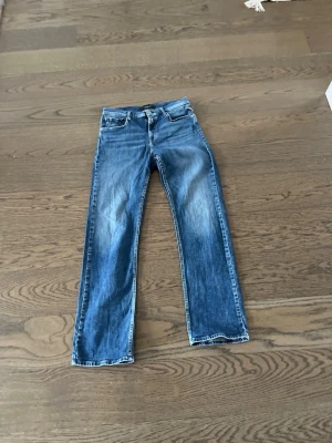 Blå raka jeans från replay - Tja säljer ett par sjysta replay jeans köpte dom nys men inte använt dom mycket. Skickar dom en dag efter beställning. Pris sänks vid en smidig affär 