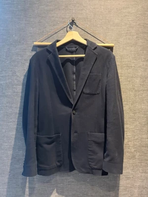 Zegna kavaj - Marinblå kavaj från lyxmärket Zegna.                              Skick 8/10.                                                                            Pris går såklart att diskutera!                                              Vid fler funderingar tveka inte på att slå en signal!            /VS