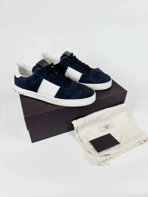 Valentino Flycrew skor - | Säljer ett par Valentino Flycrew sneakers i nyskick | Storlek: 42 | Box, dustbag & kort ingår | Hör av dig vid frågor eller funderingar