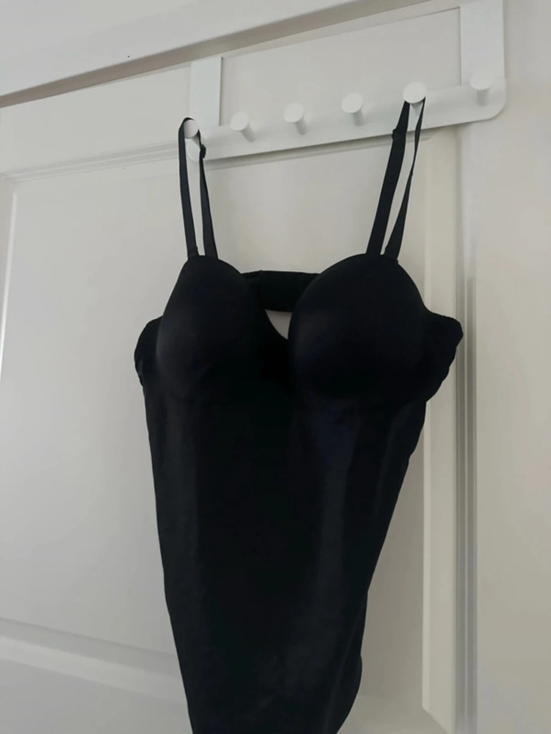 Svart body med smala axelband - 2