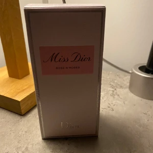 Dior, Miss Dior Rose N’Roses parfym 100ml - Aldrig använt parfym har inte ens öppnat det köpte den till min morsa men hon redan hade en därför säljer jag den. Pris är 1100kr men kan negotieras. 