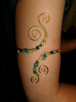 Armcuff  - Finns både i silver och guld💞 Lättböjd material som är enkel att justera. Vid osäkerhet, skriv gärna din till mig din omkrets på armen🥰 Jag gör även customs!