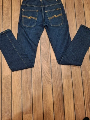 Nudie Jeans  - Ett par fett nudie Jeans som jag köpte men var tyvärr försmå för mig. Skicka är som nytt har aldrig använt dem och dem är väldigt bra kvalite. Storlek w 28 l 34. Hör gärna av er om ni har några funderingar.