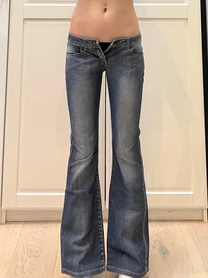 Lågmidjade vintage bootcut jeans  - Mått på bilderna❤️Storlek W26/L30 alltså xs men sitter mindre, mer som en xxs då jag själv är xs o 170🩷inga defekter