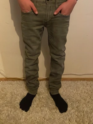 Replay jeans - Tja. Säljer dessa as feta gråa replay jeans. Strl 28 32