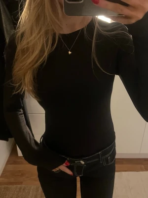 Svart långärmad body  - En skitsnygg svart långärmad body🩷