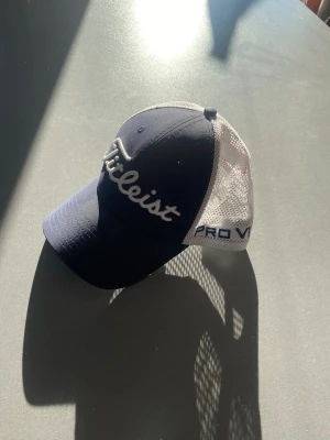 Titleist golf keps  - Säljer nu denna riktigt snygga golfkepsnen perfekt nu till golfsäsongen, bara höra av dig vid frågor eller funderingar och pris kan absolut diskuteras