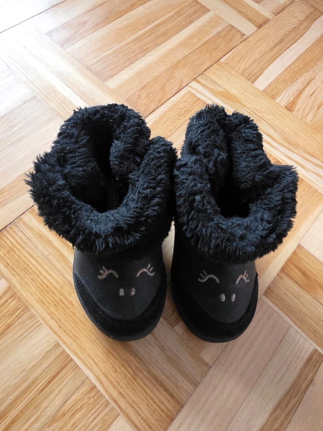 Svarta fluffiga boots med brodyr - 1