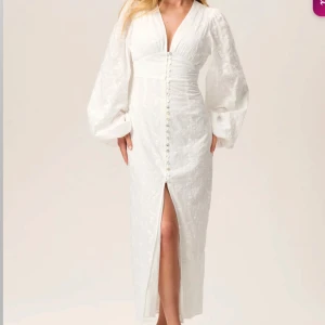 Adoore  - Superfin klänning från Adoore 🤍Storlek 38 men är insydd i midjan, så skulle säga att den motsvarar en storlek 36. Nypris 1696kr 