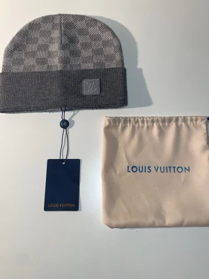 grå ruttigt mössa  - säljer en grå rutigt mössa som är i väldigt bra skick och bra kvalitet.