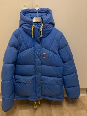 Blå dunjacka från Fjällräven - Fjällräven jacka. Nytvättad, storlek s. Har skador kolla på alla bilder. Skriv om du vill ha fler bilder. Pris går att diskutera. Köpt är köpt!🤗intresserad av att byta färg kan betala pengar emellan isåfall ska de vara samma modell i storlek s/m 