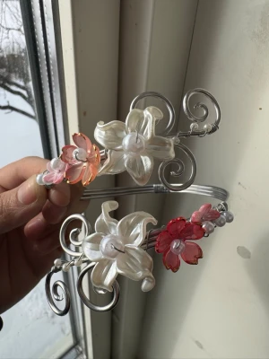 Armcuff  - Finns både i silver och guld💞 Lättböjd material som är enkel att justera. Vid osäkerhet, skriv gärna din till mig din omkrets på armen🥰 Jag gör även customs!