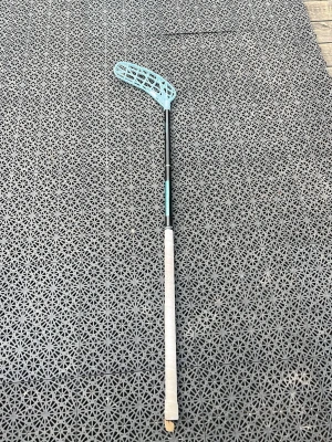 Oxdog  Hyperlight innebandyklubba - Säljer en oxdog Hyperlight innebandyklubba med svart skaft och ljusblått blad. Klubban har vitt grepp och är tillverkad i lätt material, perfekt för snabba spel och bra bollkontroll. Snygg design och populär bland innebandyspelare.