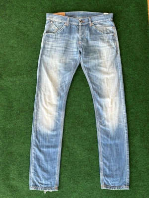 Feta slim Dondup jeans ! - Ett par jättesnygga  dondupjeans som kommer sitta perfekt under sommarn 👌🤩ni kan se små slitningar och ett litet hål på bilden men annars i jätte bra skick. Nypris är 3000kr! 💵    Mått 📐: 107cm på längden och 41 cm rakt över midjan.   Super billigt pris!!!!!