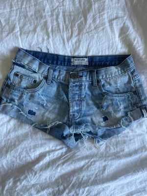 Oneteaspoon shorts  - Sååå coola och unika, perfekta för sommaren! Sitter som midwaist ❤️Sönder i sömnen (se bild 2 sista bilderna) men annars gott skick ❤️postar inom 24h ❤️