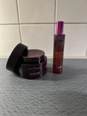 Rituals Yozakura body cream & mist - Set med The Ritual of Yozakura rich body cream och body mist från Rituals. Båda i snygga lila och rosa förpackningar. Body creamen kommer i en rund burk och misten i en smal flaska. Perfekt för dig som gillar lyxiga dofter och återfuktande hudvård.
