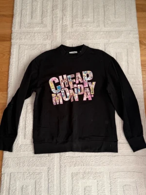Cheap Monday - jättecool sweatshirt från Cheap Monday med tryck fram och bak🤍