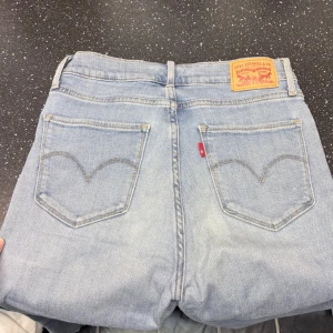 Ljusblå Levi's jeans med raka ben - Oanvända och inga defekter . Storlek 26, men dom är stretchiga 