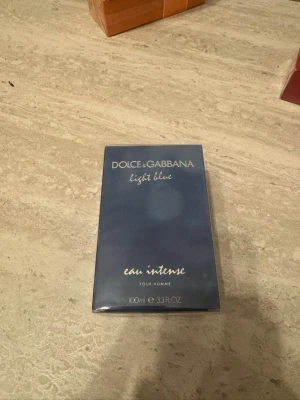 Ralph Lauren Polo Red Eau de Toilette 75ml (helt ny)  - Dolce & Gabbana Light Blue Eau Intense Pour Homme 100 ml. Helt ny och aldrig använd i originalförpackning. Nypris ca 1 150 kr i butik.