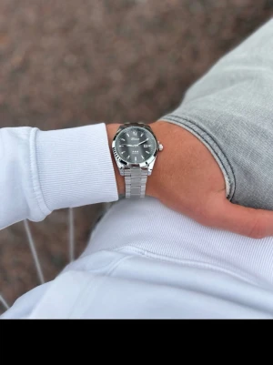 Silverfärgad Doventi herrklocka - 🌟 Doventi - Helt ny och oanvänd klocka i toppskick! 🌟 🎁 Levereras komplett med originalbox. ✨ Perfekt skick, garanterat utan defekter. ⚙️ justering för optimal passform. 🚀 Snabb leverans samma dag – direkt till dig!