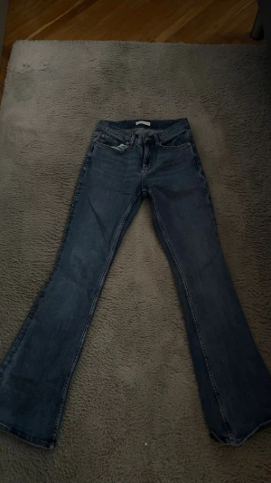 Blå bootcut jeans från Perfect Jeans - Snygga blå bootcut jeans från Gina tricot. Aldrig använda
