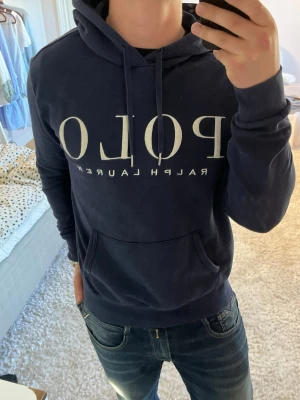 Ralph Lauren Hoodie  - Ralph Lauren | skick 9/10 | Storlek M | Pris - 799kr | Modellen är ca 180cm lång | Hör av dig vid minsta fråga eller fundering!!
