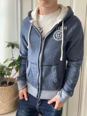 Abercrombie and fitch full zip  - Abercrombie and fitch full zip, Inga defekter! Modellen i bilderna är 180 cm 75 kg och bär Storlek M , Kom med frågor! 🌟 (Kan gå ned i pris vid köp av paket 😉) 