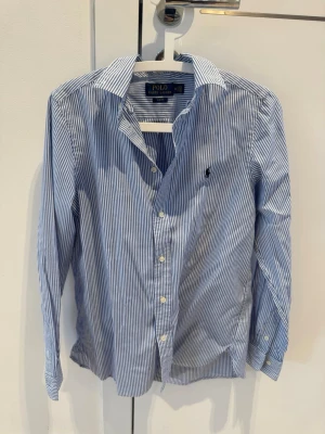 Randig Polo Ralph Lauren skjorta - Randig ralph Lauren skjorta, perfekt nu till sommaren. Storlek 20år passar allt från 168-174! Kom vid funderingar!😊