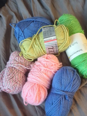 Färgglada garnnystan i olika färger - Säljer ett gäng garnnystan i färgerna blå, grön, gul, rosa och en mix av rosa/vitt. Perfekt för dig som gillar att sticka eller virka och vill ha flera färger att välja på. Märkena är bland annat Idena och Schachenmayr. Materialet är akryl.